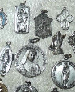 Lot 23 Vtg Catholic Religious Rosary HOLY Medals/Charms   Cross Saints