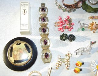 This lot has over 100 items with some not shown in the pictures. The