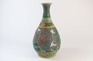 Schoene Porzellan Vase farbiges Relief Dekor handbemalt China 19 Jhd