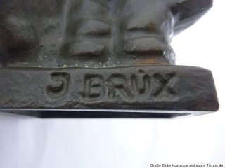 Figur Skulptur Schusterjunge bronziert signiert J Brüx