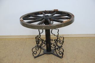 Tisch Gestell Eisen geschmiedet mit Wagenrad aus Holz ~1950/60