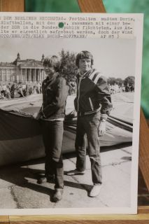 Berlin 1983, ein Fluchtballon vor dem Berliner Reichstag mit Doris