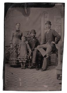 Ferrotypie. Eine Familie im Atelier, um 1870