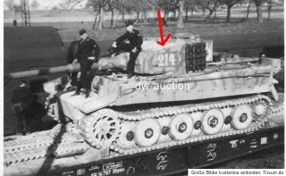 Panzer Typ Tiger mit Tarnanstrich und Nummer 214