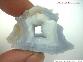 Blauer, gebänderter CHALCEDON mit Kristall Druse 