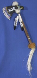 Der Tomahawk verfügt über eine bemalte Klinge aus Resin und ist mit