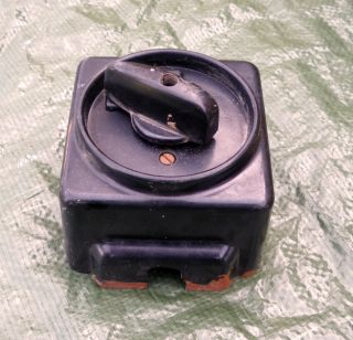 auf einen gebrauchten Bakelit Schalter Aufputz 380/500 V (siehe Bild
