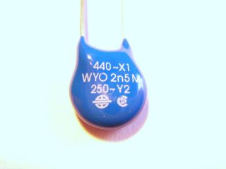 25 Stück 2,5nF 2n5 440V AC Kondensator Keramik #1C50