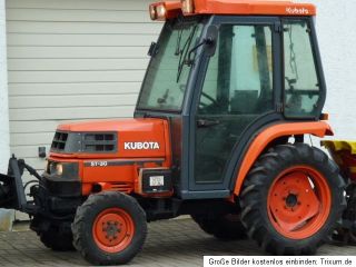 Kubota ST 30 mit Schneeschild Streuer von Iseki Traktor Kleintraktor