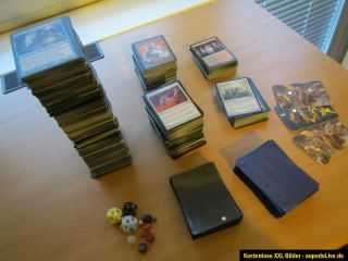 Magic Karten Sammlung MTG   ca. 1000 Karten, Hüllen, Würfel und