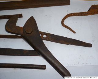 Stück altes Werkzeug Zange Hacken Maulzange Feile Rohrzange