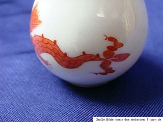 alte kleine zierliche Porzellan   Vase mit Drachenmotiv, hergestellt
