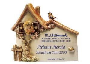 Hummel 822 Goebel Hummelnest, Aufstellschild Haus mit Vogel und Kopf
