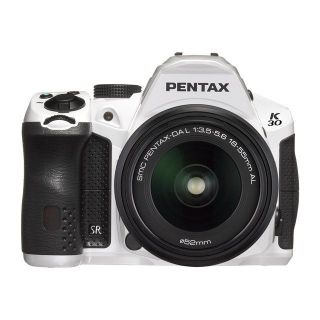 PENTAX K30 Blanc + Zoom 18 55 / 3,5 5,6 AL WR   Cet appareil de gamme